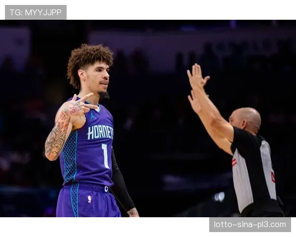 黄蜂米勒执行关键边线球，助攻理查兹空接扣篮得手但超时无效